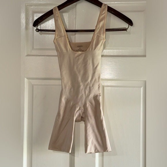 Assets by SPANX Bodysuit Size Small - Picture 1 of 3
